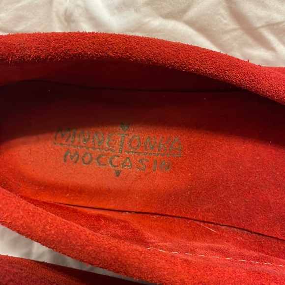 Minnetonka Red Kilty Moccasins Women's Size 8 1/2 - Picture 8 of 9
